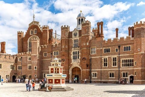 Spring køen over Hampton Court Palace fra London i bil