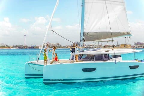 Excursion de plongée en apnée en catamaran à Isla Mujeres avec bar ouvert et déjeuner