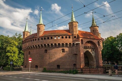 Una mirada al casco antiguo de Cracovia desde la cubierta de un carrito de golf eléctrico