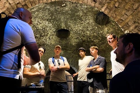 Excursão subterrânea de Belgrado com vinho espumante ao longo do rio