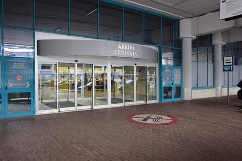 Bari: Privat flyplass til Matera Transfer
