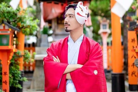 伝統的なファッションの男性の着物