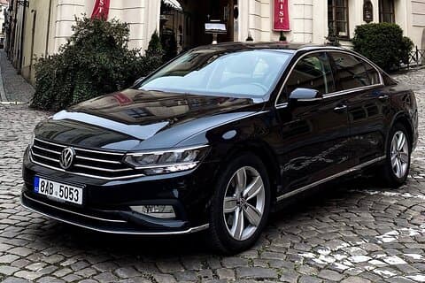 VIAJE DE IDA Y VUELTA privado desde y hacia ČESKÝ KRUMLOV (Patrimonio de la UNESCO) en LIMOUSINE 3+1pax