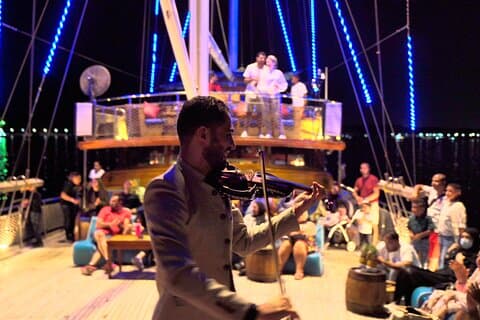 Crucero con cena con espectáculo oriental y buffet de mariscos desde Sharm El Sheikh