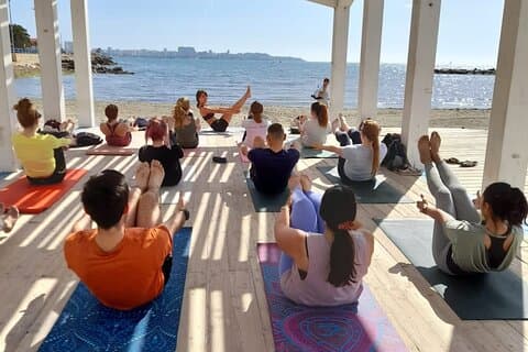 Yoga en la playa, cultura local y brunch en Alicante