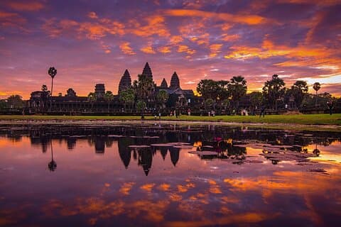 Amanecer en los templos Angkor Wat y tour en grupos pequeños