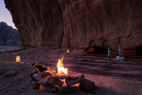 Tour di 2 giorni del Wadi Rum: cena tradizionale e accampamento nella grotta sotto le stelle