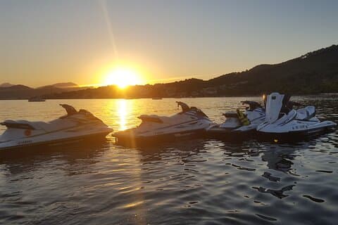 Amanecer en moto de agua con copa de cava