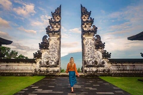 Vea la Puerta del Cielo en el templo de Lempuyang en Bali
