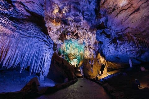 プライベートデイツアーと洞窟、峡谷、滝、世界遺産を探索