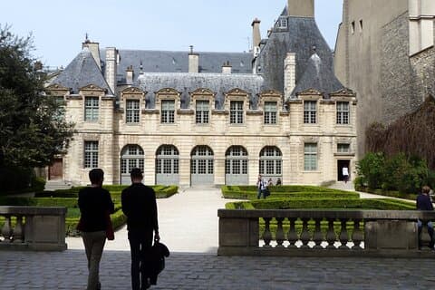 8-Hour Paris Tour with Montparnasse, Le Marais and Crazy Horse