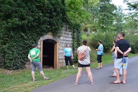 Visite fantôme d'Asheville : une promenade dans le cimetière de Riverside et le quartier de Montford