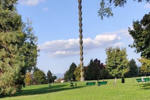 Le sculture di Constantin Brancusi da Targu-Jiu e la sua casa natale