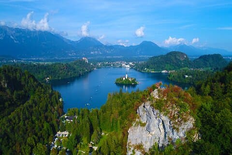 Aproveite o passeio de barco no Lago Bled e no Castelo