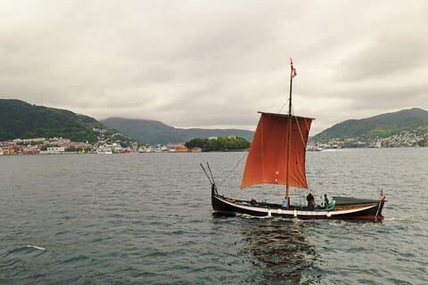 Erleben Sie den Bergenfjord an Bord eines Schiffes im Wikingerstil