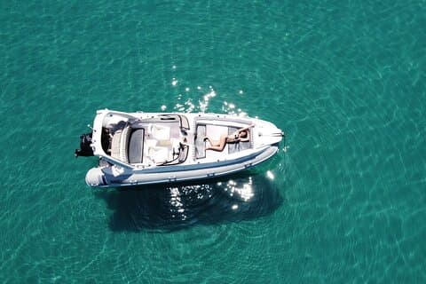 Tour privato in motoscafo da 7 m e 250 CV Shipwreck Blue caves fino a 8 persone