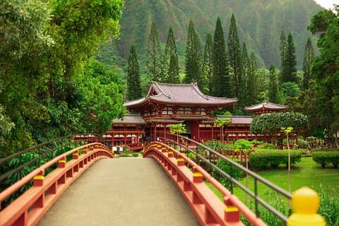 Oahu Majestic Circle Island Tour with Waimea Falls and Byodo Inn