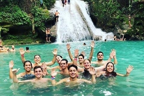 Blue Hole och Dunns River Waterfalls Combo från Montego Bay.