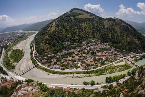 Privat tur fra Tirana til Berat Bogova-vandfaldet og Osumi Canyon