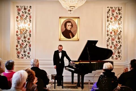 Concert de Chopin dans une salle de concert unique (1h)