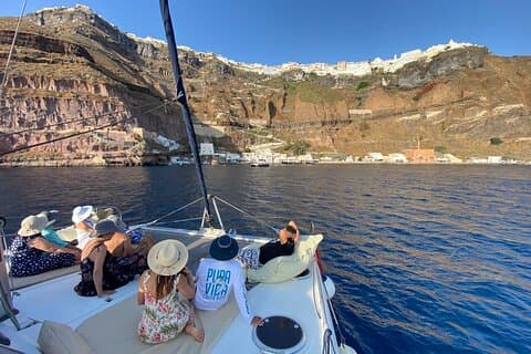 Cruzeiro privado de catamarã de dia inteiro em Santorini com refeição e traslado