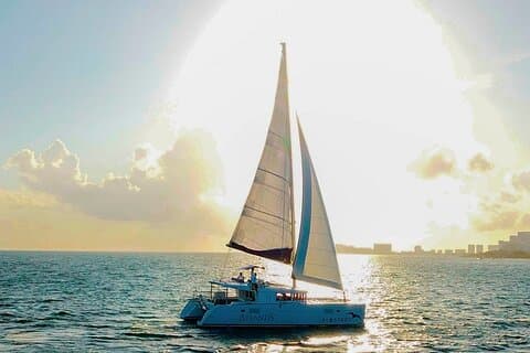 Catamarán a Isla Mujeres con barra libre - ¡La mejor experiencia de fiesta!