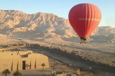 Passeio de balão de ar quente sobre Luxor com medidas de segurança