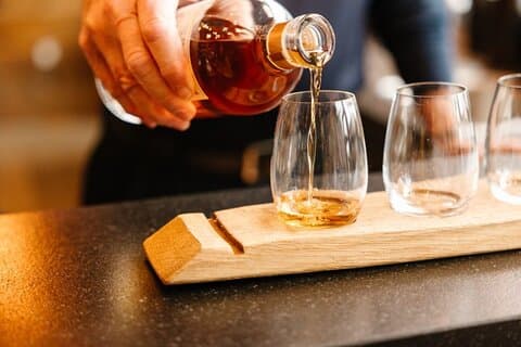 Tour del birrificio e della distilleria (birra artigianale, liquori e cocktail)