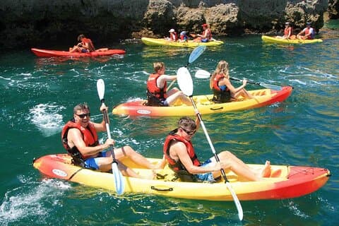 Excursión autoguiada en kayak a la cueva de Benagil