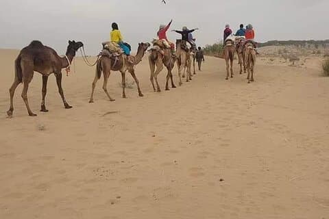 Private Kamel-Safari-Tour mit Übernachtung