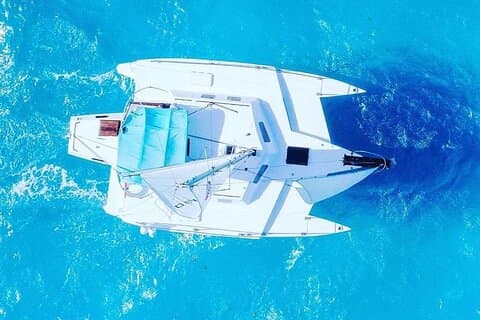 Isla Mujeres Tour Básico en Catamarán con Snorkel y Barra Libre