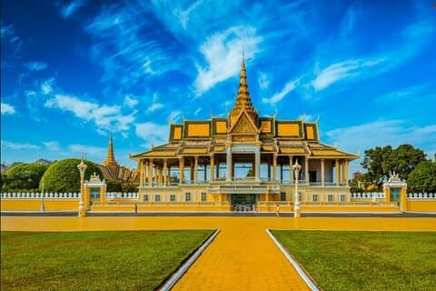Private Taxi Tour: Full Day in Phnom Penh with Pick Up and Drop-off