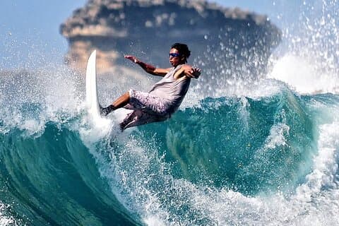Voyage de surf dans la baie d'Ekas