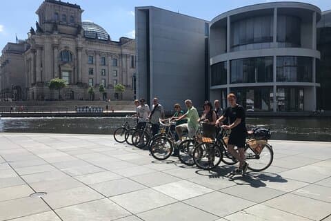 Historische Fahrradtour durch Berlin in kleiner Gruppe