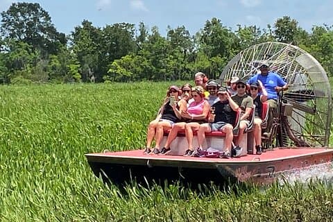 Small Airboat and Oak Alley Plantation Tour från New Orleans