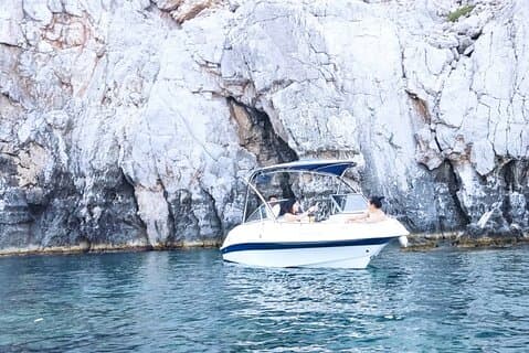 Visite guidée privée en bateau de 2 heures des beautés de l'île de Rhodes
