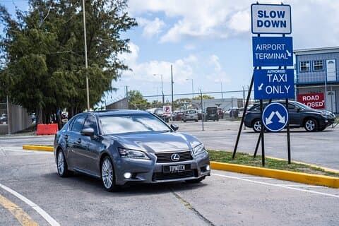 Serviço Fast Track (chegada acelerada) com transferência de ida para o aeroporto.