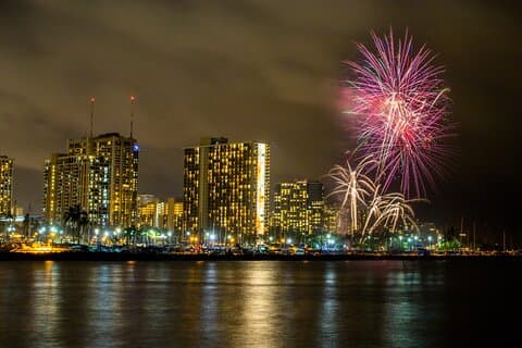 Waikiki : 2 horas - cruzeiro de catamarã de fogos de artifício de sexta-feira à noite