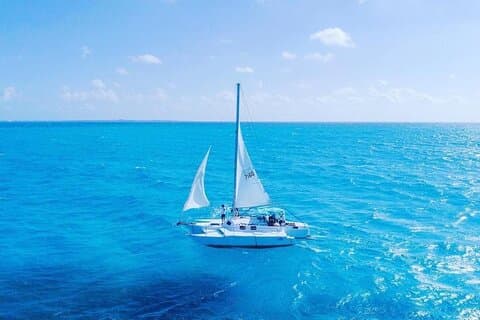 Isla Mujeres-turné i privat katamaran med snorkling och lunch