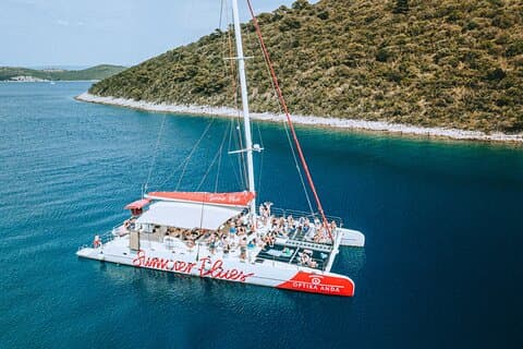 Croisière d'une journée en catamaran vers les îles de Hvar et Pakleni avec en-cas et boissons gratuits
