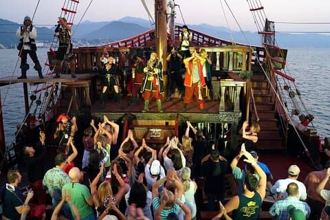 Croisière nocturne à Puerto Vallarta, spectacle de pirates et dîner !