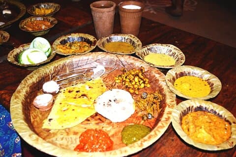 Visite du dîner multi-cuisine Chokhi Dhani avec transferts