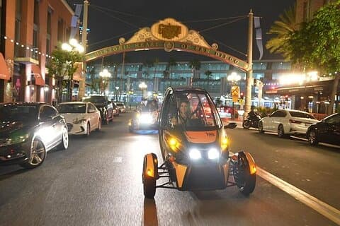 Viator Exclusive GoCar After Dark: Selvguidet tur i Gaslamp og Balboa Park