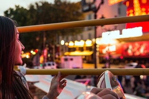 Tour nocturno panorámico por la cima abierta del autobús grande de París