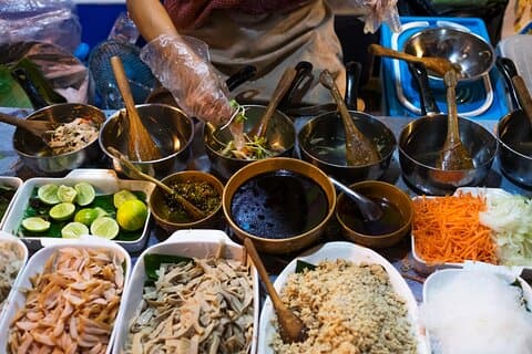 フランス語を話すガイドと一緒にワンラン マーケットでタイの屋台料理を試食
