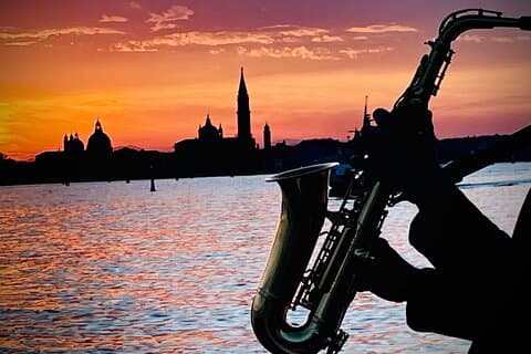 Sunset Jazz Catamaran Cruise com aperitivo e saxofone ao vivo