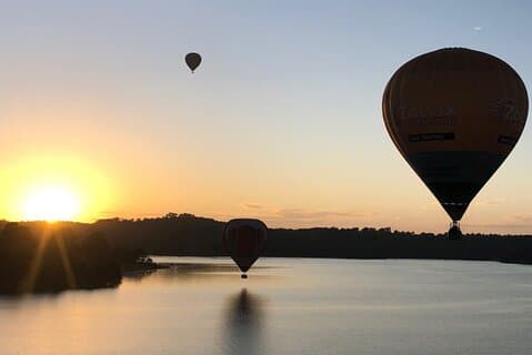 Yarra Valley Ballooning avec vue sur la vigne et la montagne