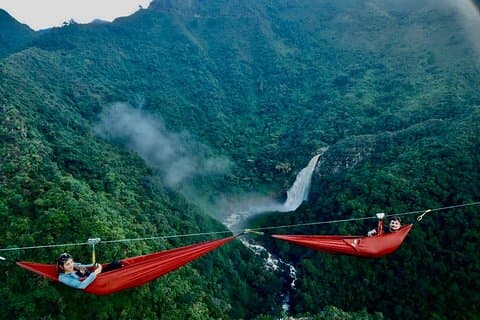 Lufthengekøyer, zip-line og fossevandring i Medellin Private Tour