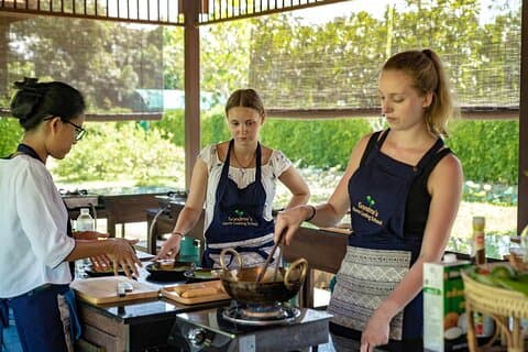 Coucher de soleil cuisine thaïlandaise avec grand-mère - Ferme et fête du soir