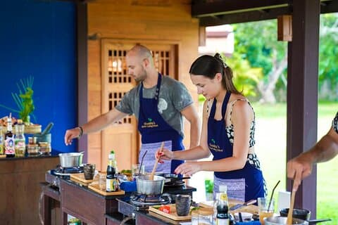Cours de cuisine thaïlandaise d'une journée avec grand-mère - marché et visite de la ferme